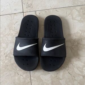 Nike Black Kids Slide Sandals (Shower Shoes)